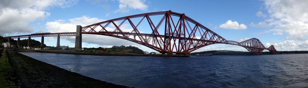 Přes mořský záliv u Edinburghu vedou tři mosty. Nejvýchodnější z nich je železniční Forth Bridge.